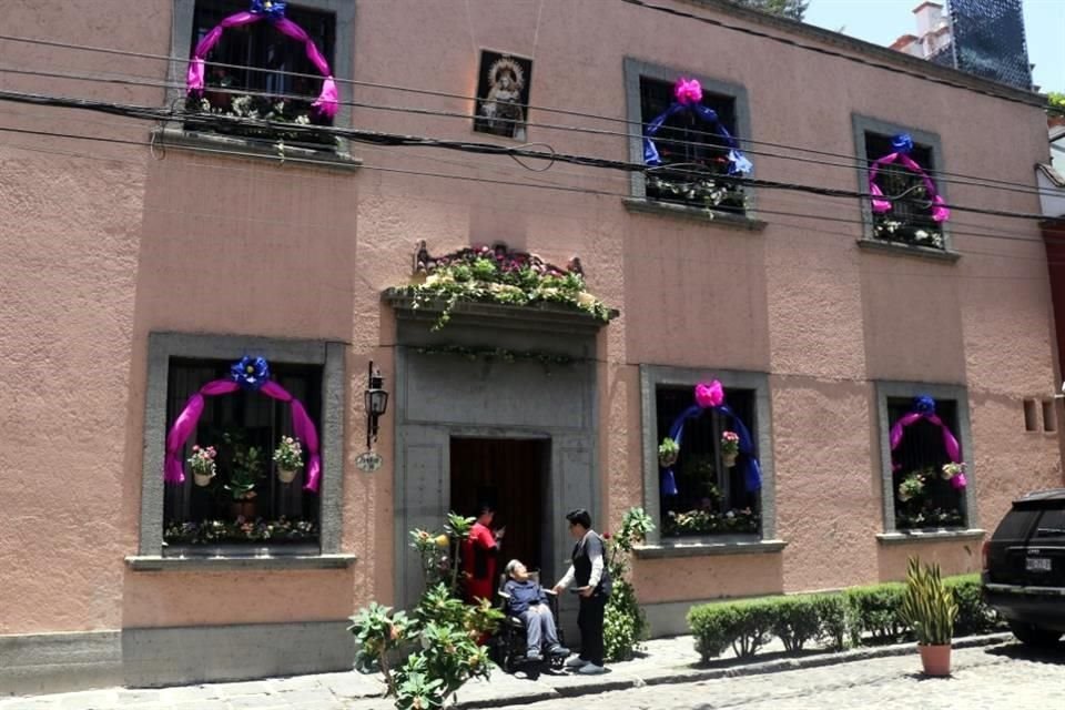 En Calle Frontera, una casa rosa fue decorada con flores blancas y adornos rosas.