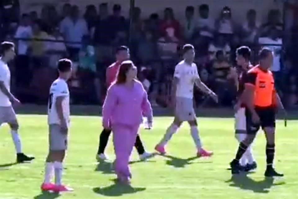 La alcaldesa perdió la cabeza y entró al campo para reclamarle al central.