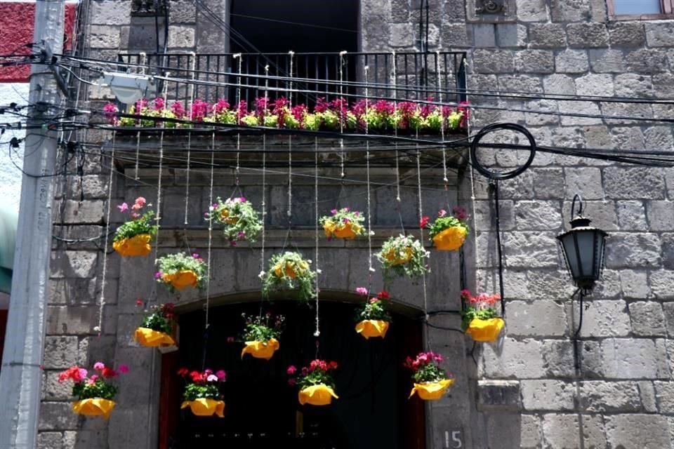 La Galería Toca Madera, ubicada en Plaza San Jacinto 15, colocó adornos florales que colgaban de los balcones.