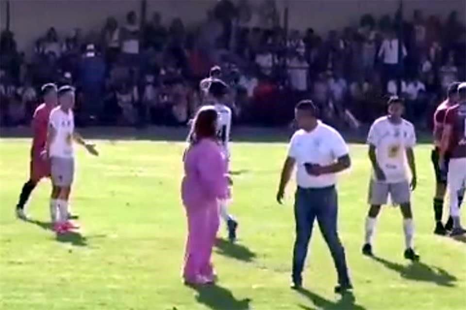 El inspector autoridad intentó detenerla, pero fracasó.