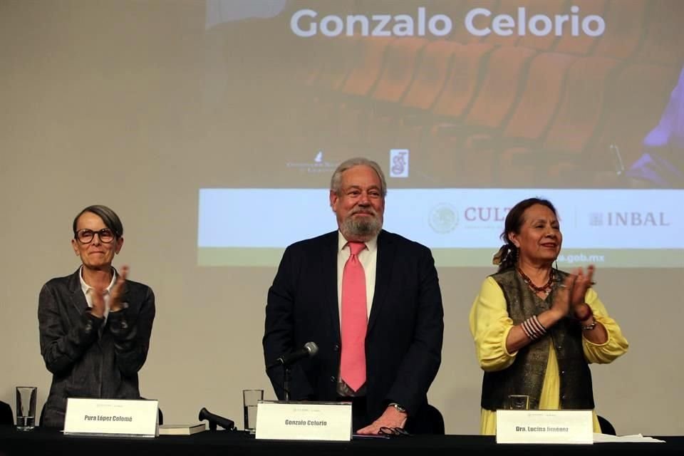 Pura López Colomé, Gonzalo Celorio y Lucina Jiménez durante la ceremonia de entrega del Premio Xavier Villaurrutia de Escritores para Escritores.