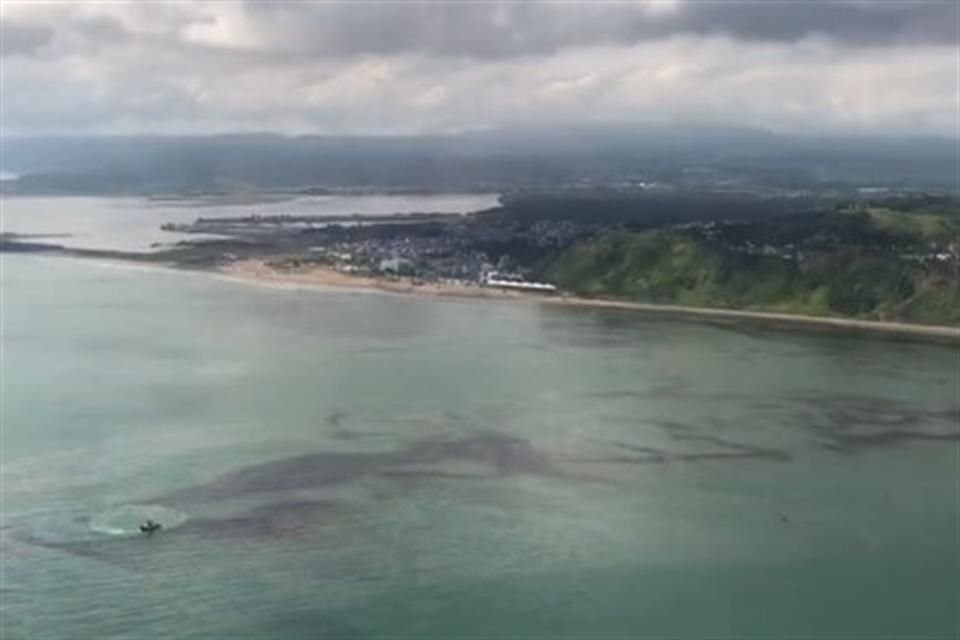 Un derrame de crudo cubrió parte de una playa turística en Ecuador.