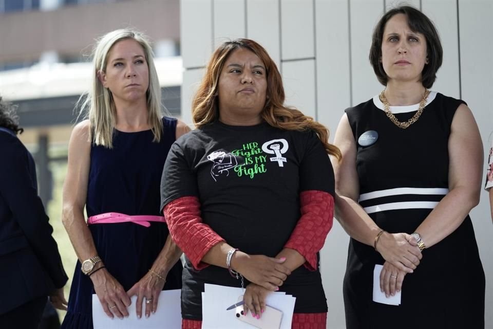 Amanda Zurawski y Samantha Casiano, a quienes se les negó un aborto en Texas pese a complicaciones, junto a la abogada Molly Duane.