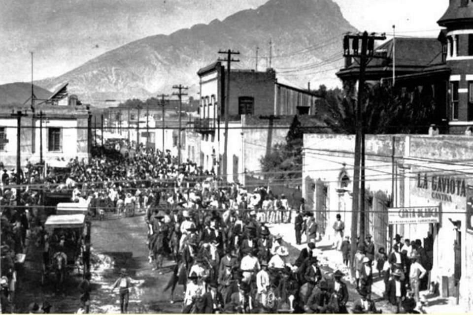 Entrada de villistas a Monterrey en 1915. La zona corresponde a la actual Calle Washington a la altura de la Av. Juárez. A la izquierda se ve el Colegio Civil y a la derecha el Colegio Excélsior.