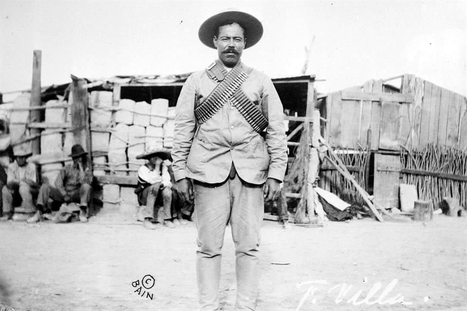 Francisco Villa fue captado por la cámara frente a un campamento militar.