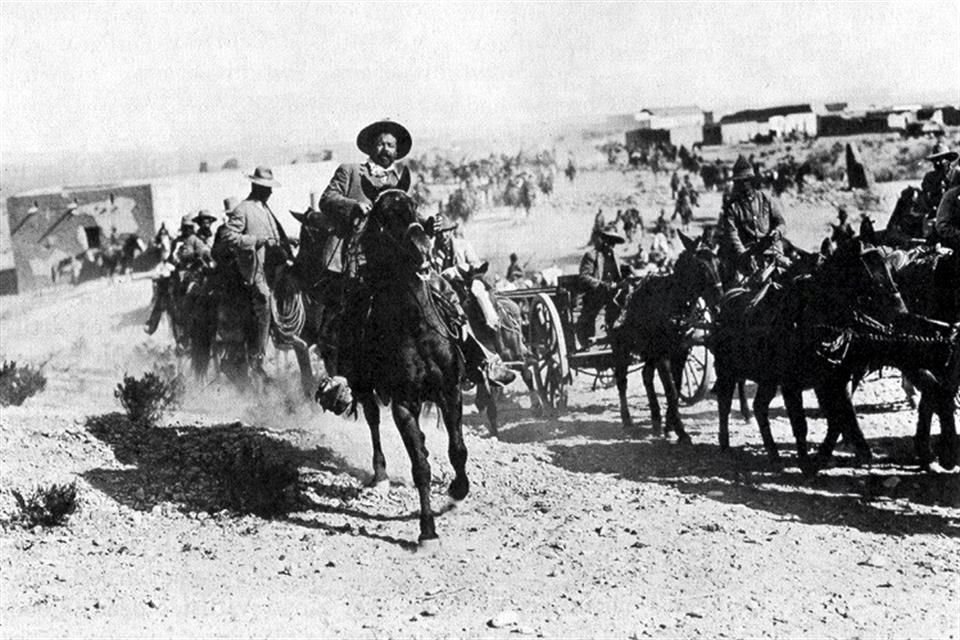 El Centauro del Norte en su entrada triunfal tras la Batalla de Ojinaga, en Chihuahua. Es una de sus fotos emblemáticas.