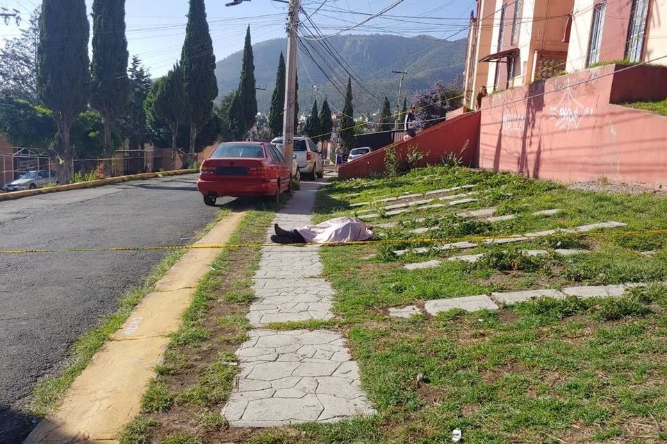 Un hombre caminaba por el Conjunto Habitacional Jalatlaco, en Coacalco, cuando un sujeto lo interceptó, le disparó en varias ocasiones y huyó.