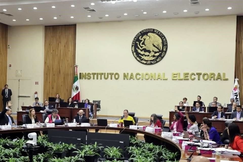 Cintia Campos, directora de Procedimientos Especiales del INE, renunció en medio de acusaciones de alterar frases de AMLO contra Gálvez.