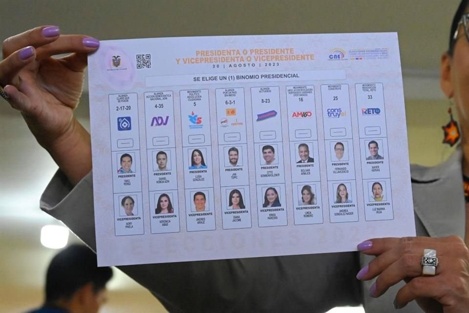 La presidenta del Consejo Nacional Electoral de Ecuador muestra la papeleta para las elecciones del 20 de agosto.