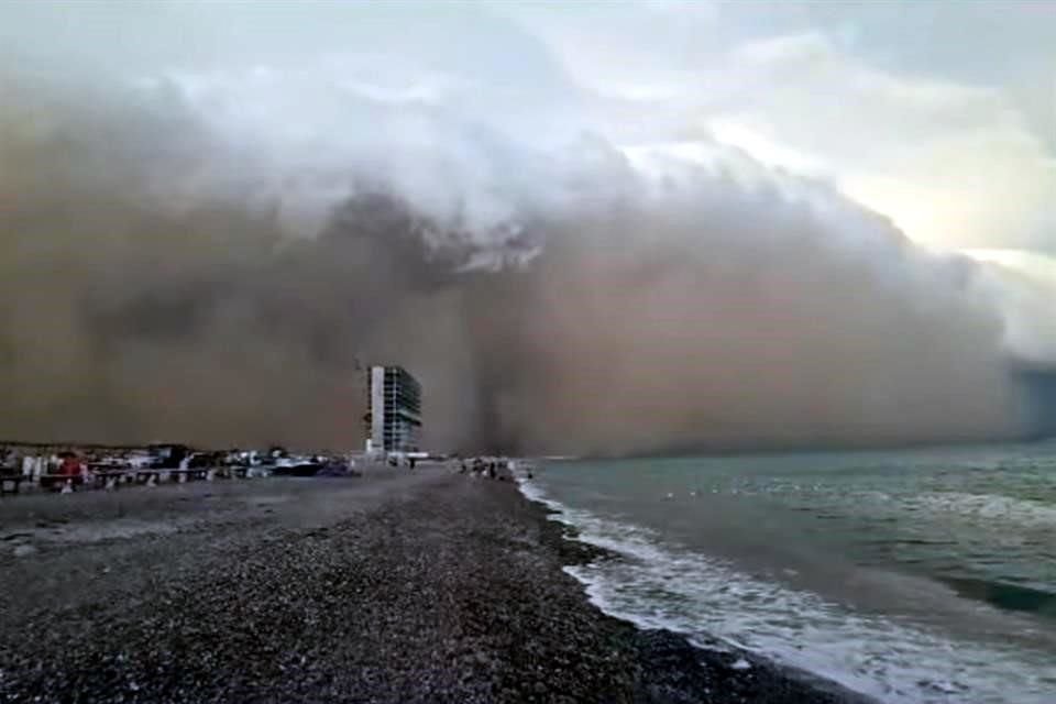 La tormenta de arena en el el puerto de Guaymas.