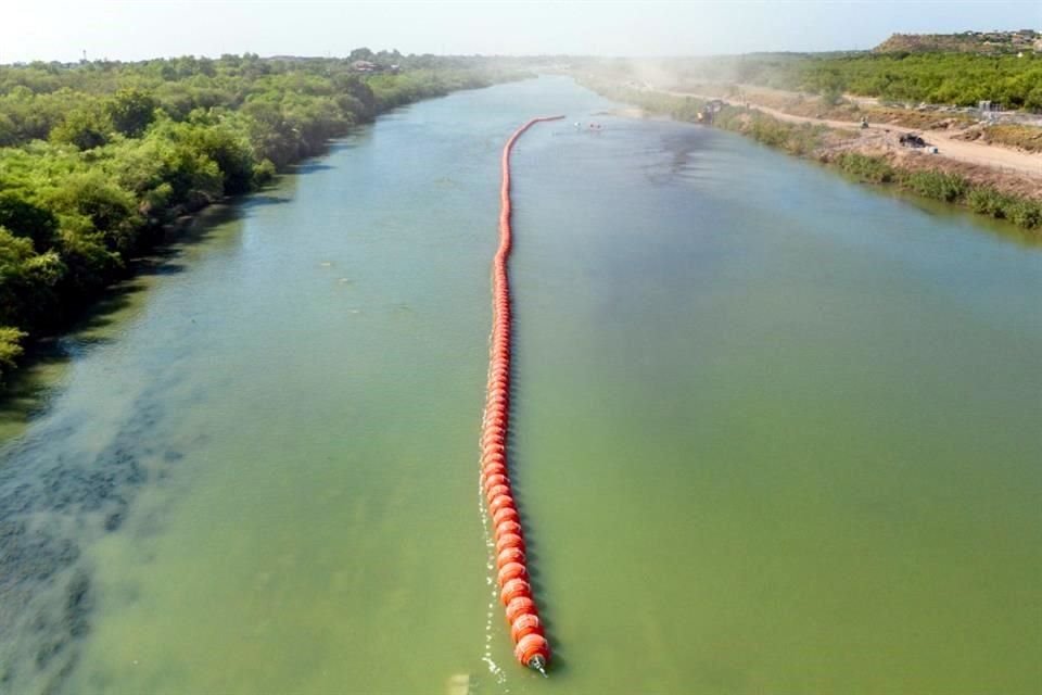 Las barreras de boyas están instaladas y situadas en medio del río Grande para impedir el paso a los migrantes irregulares.