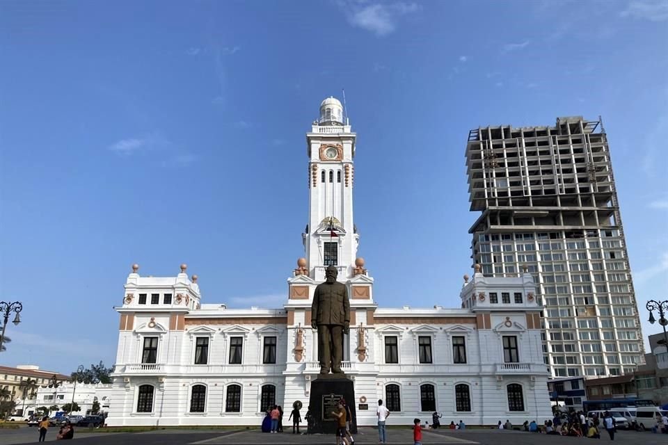 INAH dijo que edificio que criticó AMLO, que afecta vista de patrimonio en Veracruz, no está en zona de monumentos y no pudo evitar obra.
