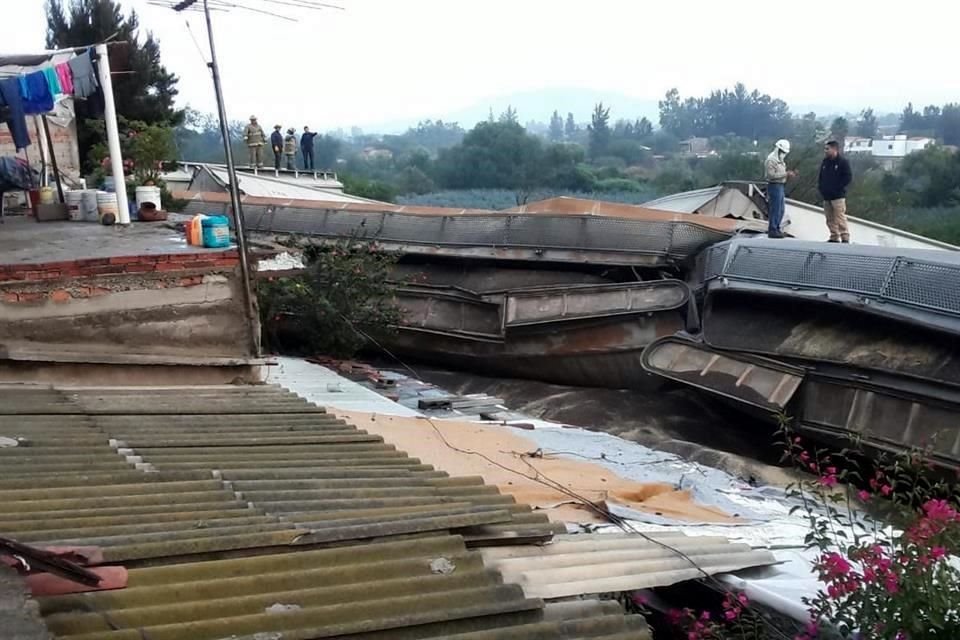 La máquina, informaron los elementos estatales, transportaba granos de canola y tras el descarrilamiento varias casas resultaron afectadas.