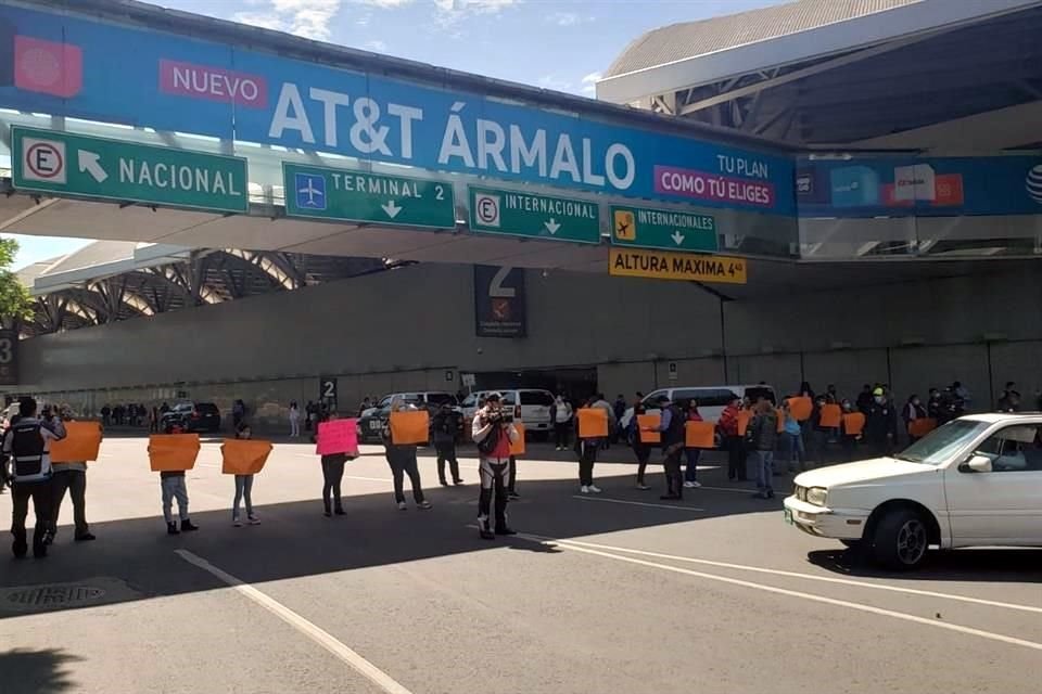 Padres de menores con cáncer bloquean el acceso a la Terminal 1 del AICM; exigen al Gobierno federal  garantizar medicamentos oncológicos.