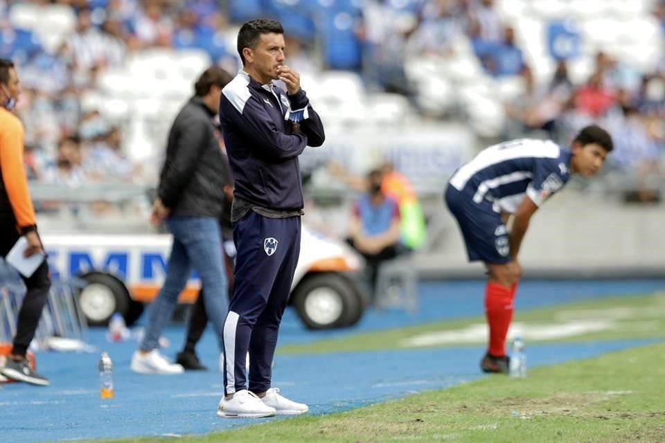 Hugo Castillo, quien fue campeón como director técnico de Rayados Sub 20, se convertiría en el auxiliar de Javier Aguirre en el primer equipo.