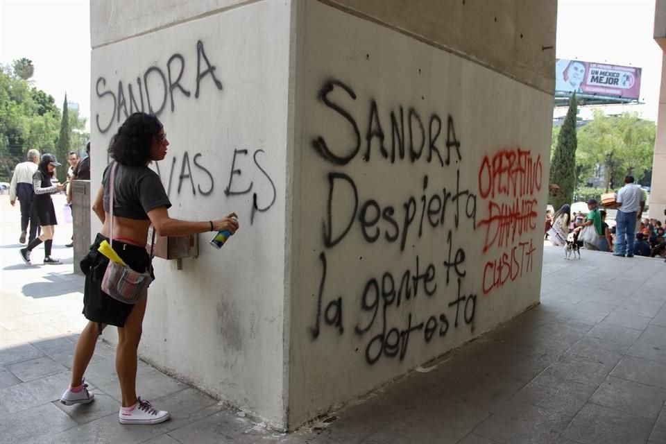 Al tono de 'Fuera Sandra Cuevas, el pueblo te detesta', los manifestantes exigieron que las acciones del Operativo Diamante y limpieza social paren.