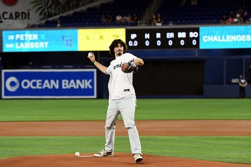 El jugador mexicano en el Miami Heat fue invitado por los Marlins para lanzar la primera bola.