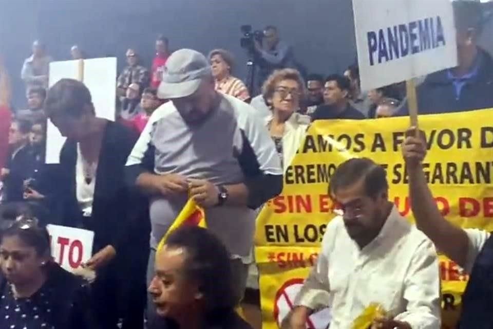 Entre los asistentes se levantaron carteles y lonas con diversas demandas.