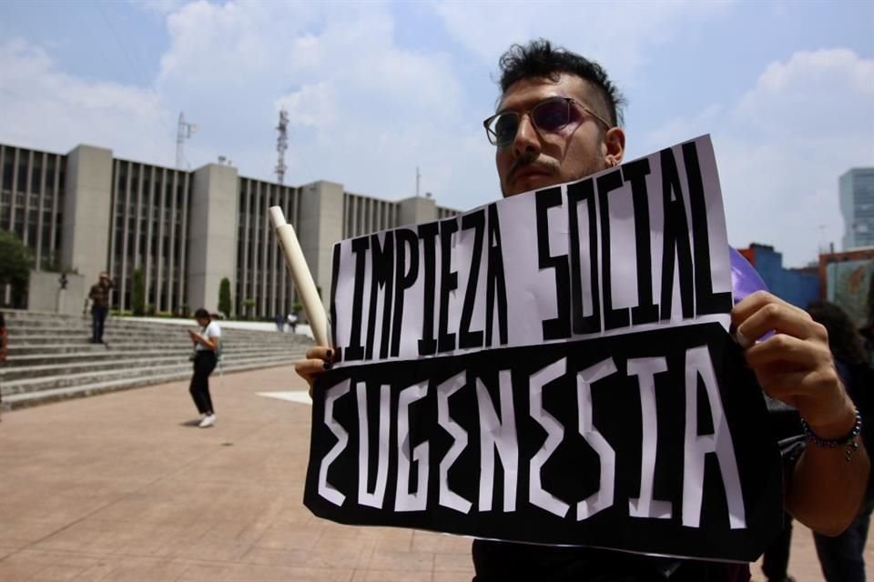 Algunos manifestantes denunciaron que en las últimas semanas han sido retirados del espacio público o amedrentados por personal de seguridad de la demarcación.