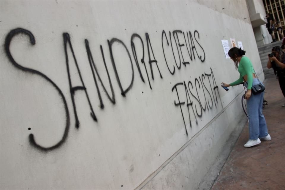 Manifestantes realizaron pintas en el edificio de la Alcaldía, en exigencia de que se detengan los operativos contra personas en situación de calle.