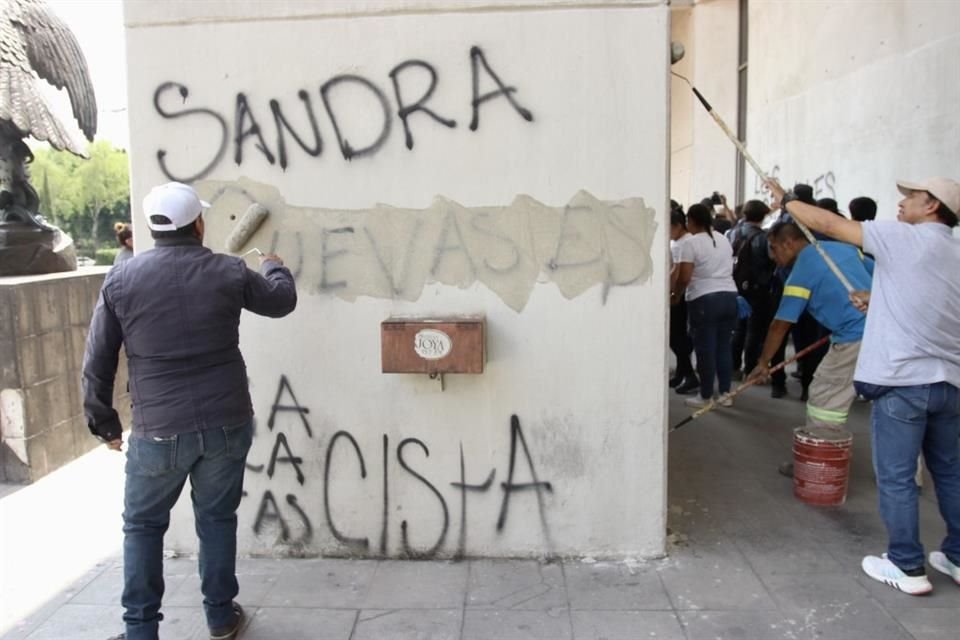 Al término de la protesta, personal de la demarcación cubrió las pintas.