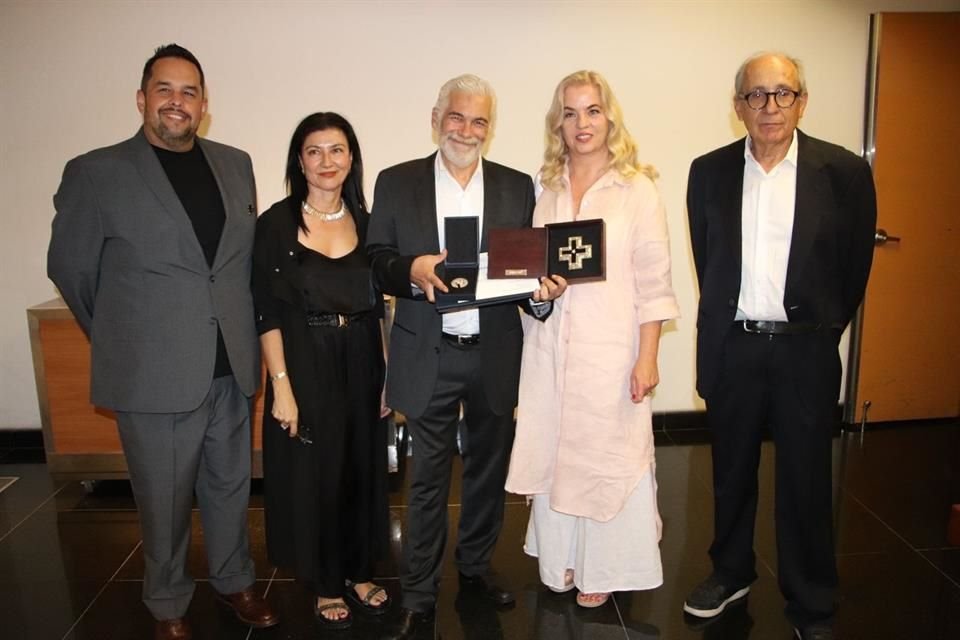 El cineasta Luis Estrada recibió un homenaje nacional y la Medalla de la Filmoteca en el Festival de Cine de Guanajuato por su trayectoria.