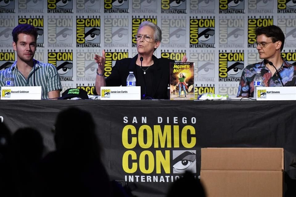 Jamie Lee Curtis presentó su nueva novela gráfica, 'Mother Nature', en la Comic-Con; busca concientizar sobre la crisis climática.