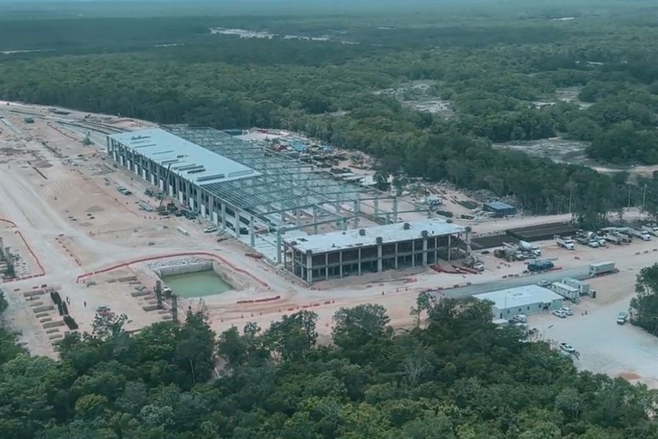 AMLO presumió los avances de las obras del Aeropuerto de Tulum y el arribo del primer carro férreo a Cancún para el proyecto del Tren Maya.