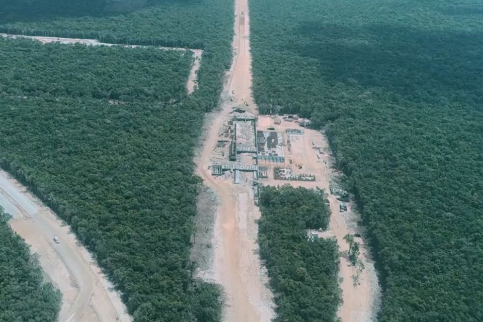 AMLO presumió los avances de las obras del Aeropuerto de Tulum y el arribo del primer carro férreo a Cancún para el proyecto del Tren Maya.