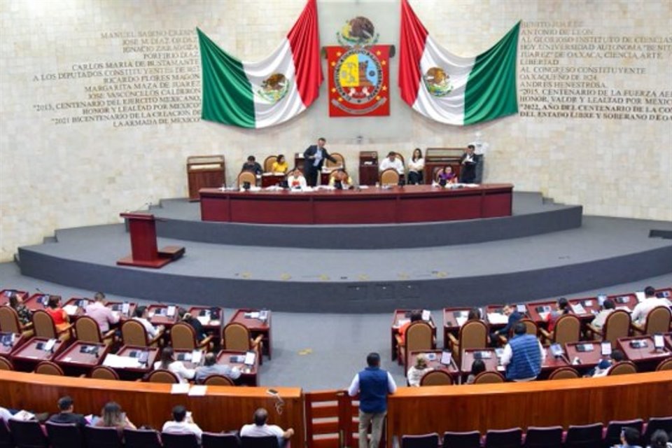 Con un albazo, el Congreso de Oaxaca destituyó a los magistrados del TJA y Combate a la Corrupción y designó a nuevos integrantes.