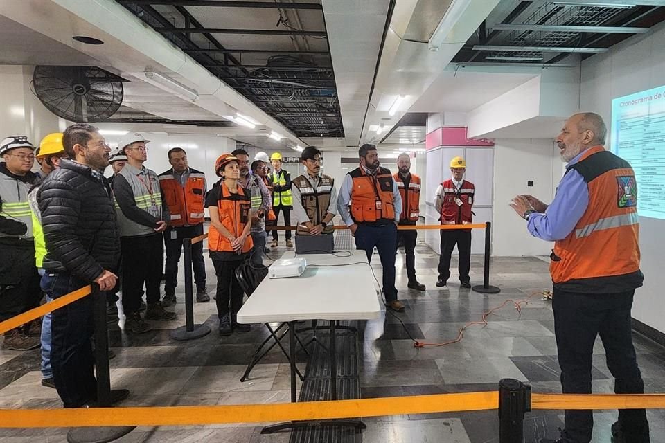 Con la Secretaria de Administración y Finanzas, Luz Elena González, y el director del Metro, Guillermo Calderón, Batres realizó un recorrido entre las estaciones Pino Suárez y San Lázaro.