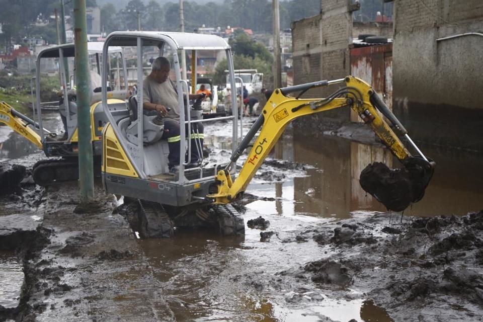 Utilizaron maquinaria pesada para remover lodo.