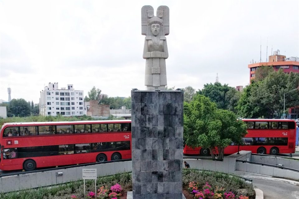 Tras dos años de diálogo, autoridades de la Ciudad de México inauguraron el monumento de la Joven de Amajac en Paseo de la Reforma.