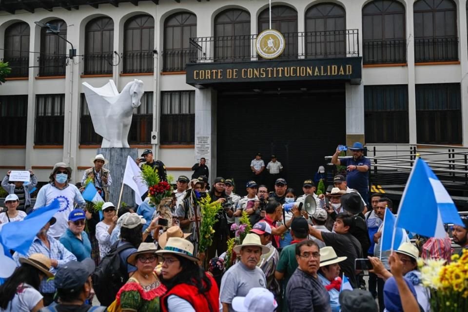 Cientos de guatemaltecos marcharon con flores en el centro de la capital para exigir la renuncia de funcionarios judiciales.