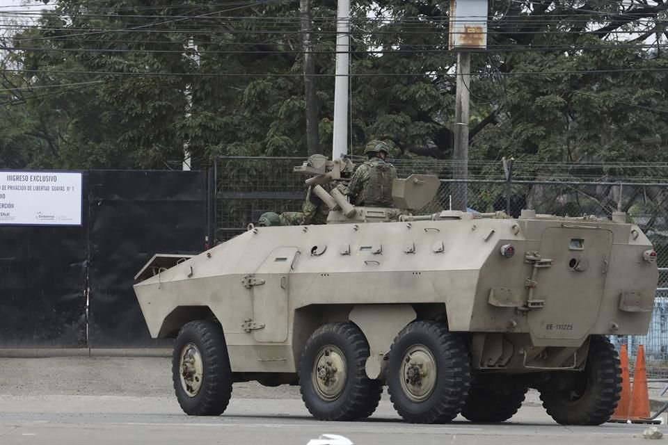 Un vehículo armado afuera de la prisión del Litoral en Guayaquil, Ecuador.