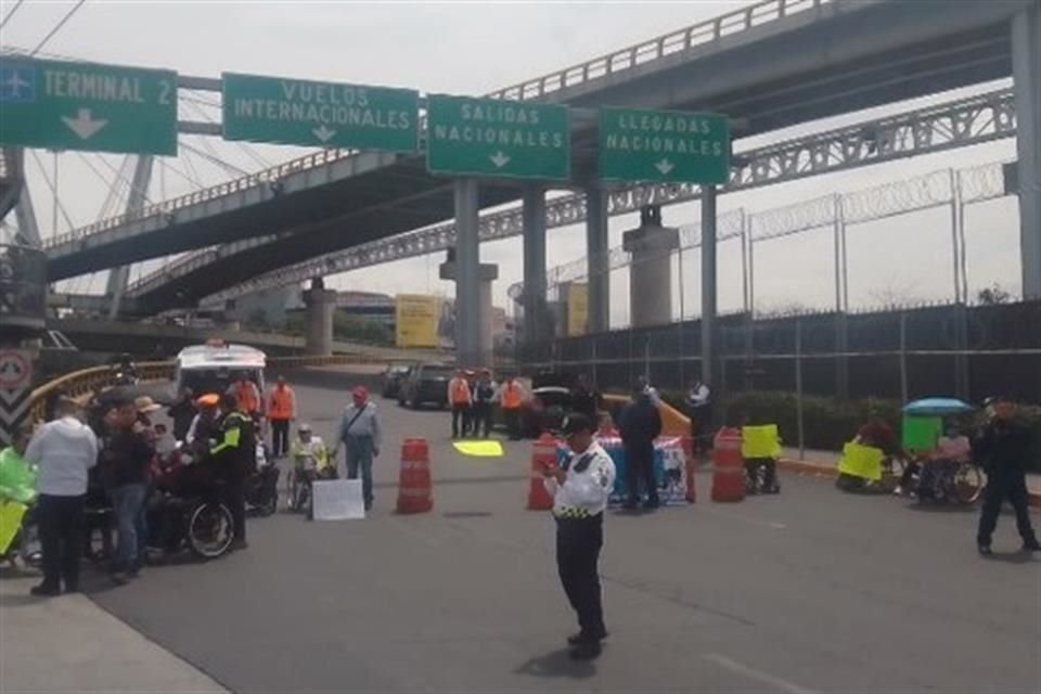 Manifestantes bloquean acceso a la T1 del AICM esta mañana.