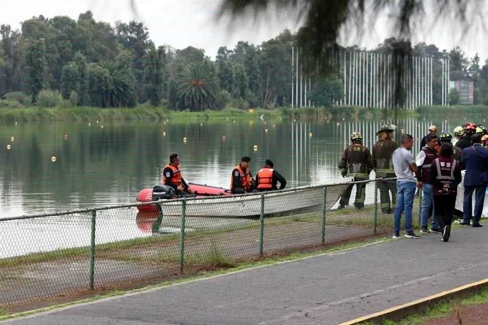 Bomberos y protección civil de Xochimilco laboraron para sacar el cadáver de una persona que fue hallado en la pista de canotaje, en Cuemanco.