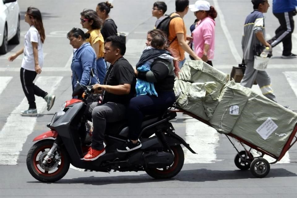 Motociclistas circulan sin que ellos o sus acompañantes porten casco.