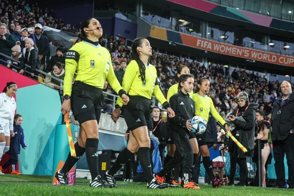 Katia Itzel Garcia y su cuerpo arbitral entraron en acción en el Mundial Femenil 2023.