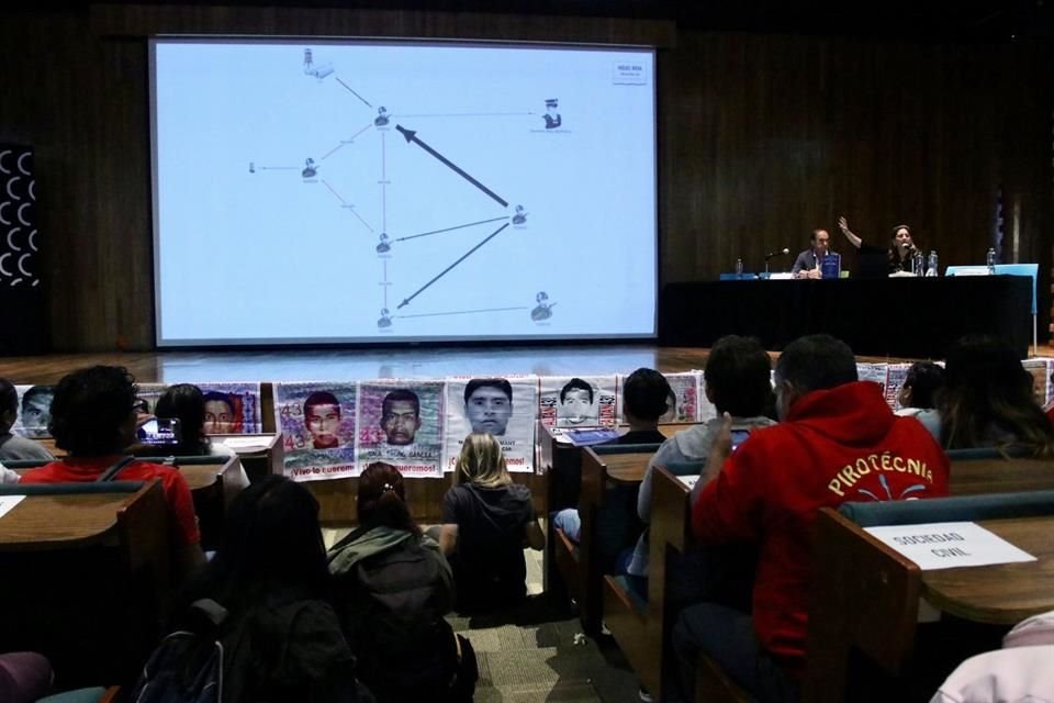 Miembros del GIEI presentaron su último informe sobre el caso Ayotzinapa.