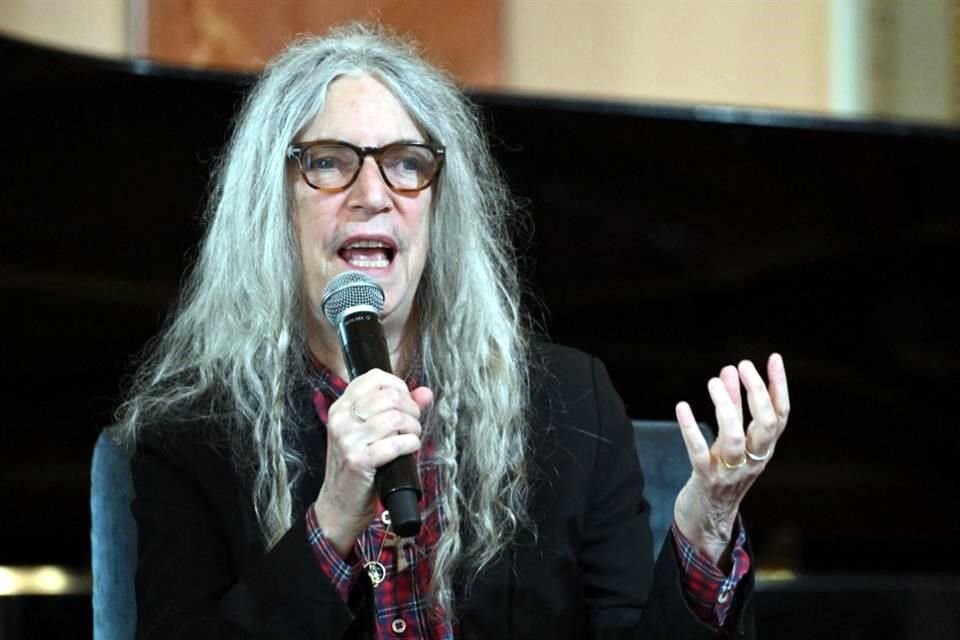 La icónica poeta y cantautora punk, Patti Smith, invitó a los jóvenes a luchar contra el cambio climático, durante su visita a Bogotá.