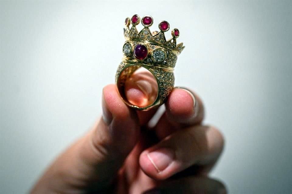 Un anillo que fue diseñado por el icónico rapero Tupac Shakur antes de su muerte, fue subastado en poco más de 1 millón de dólares.