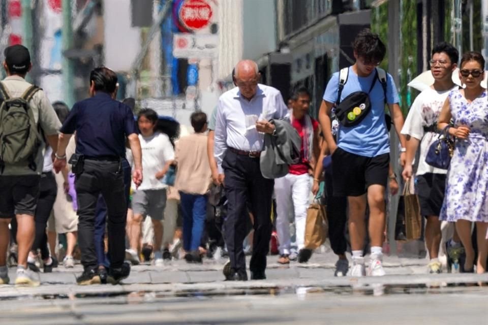 Personas caminan por las calles de Tokyo el 18 de julio del 2023.