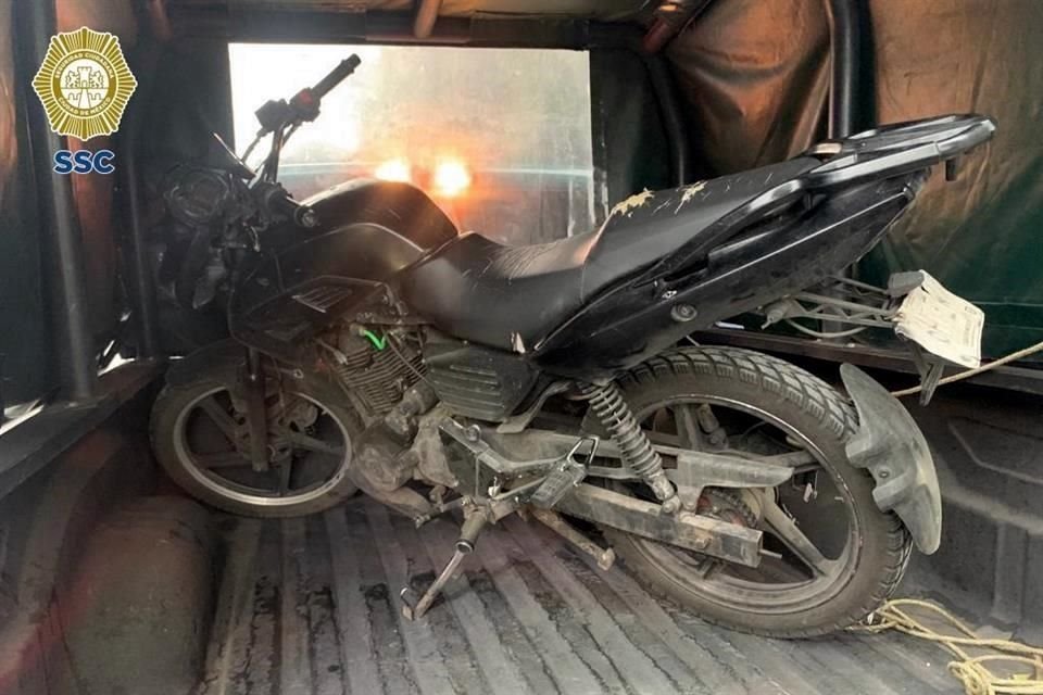 En calles de Azcapotzalco fue localizada una motocicleta y se pudo encontrar a uno de los responsables en tiempo real.