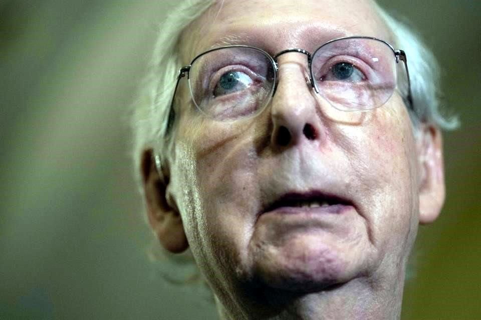 El líder republicano en el Senado de Estados Unidos, Mitch McConnell, abandonó brevemente su conferencia de prensa luego de detener su intervención a media frase.