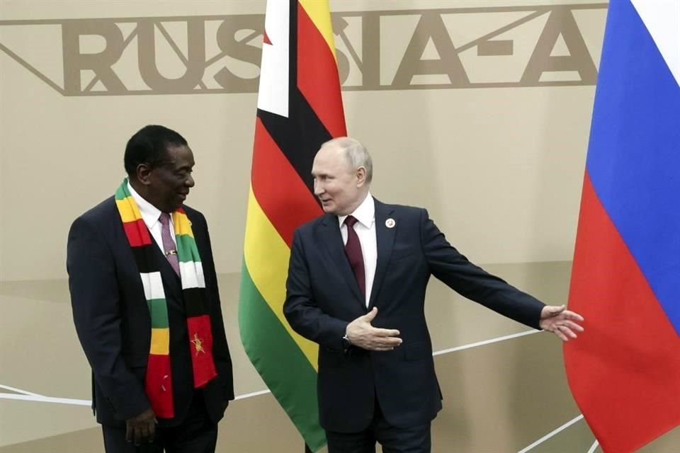 El Presidente ruso, Vladimir Putin, se reúne con Mandatarios africanos en la Cumbre Rusia-África en San Petersburgo.