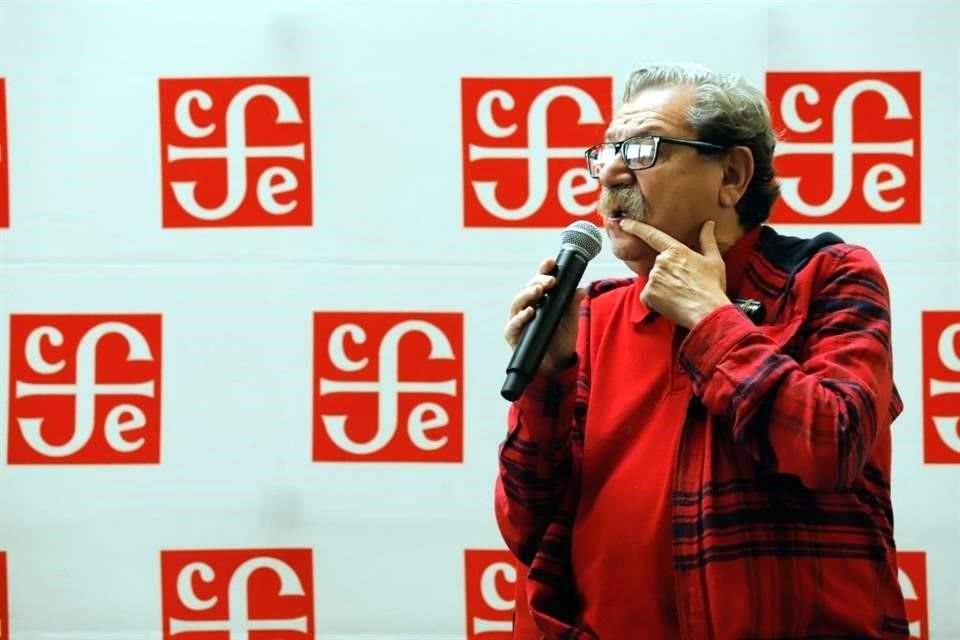 Como director del Fondo de Cultura Económica, el escritor Paco Ignacio Taibo II ha recibido críticas por la fusión, de facto, de la red de Librerías Educal de la Secretaría de Cultura y el FCE.