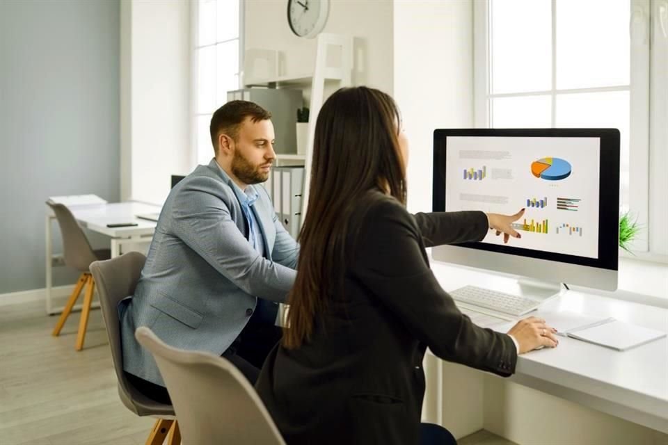 Puedes invertir formalmente en instituciones financieras a lo largo de tu vida para generar un complemento a tu protección básica de ahorro para el retiro.