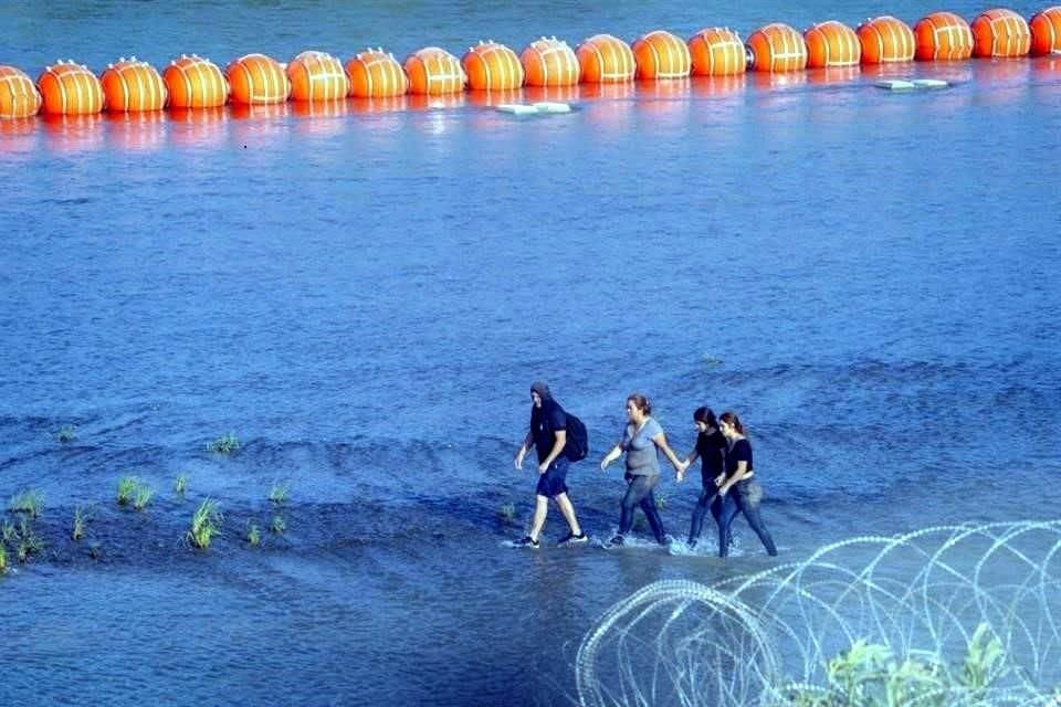 El muro acuático está compuesto por 300 metros de boyas flotantes que se extienden sobre el Río Bravo para impedir el cruce de los migrantes.