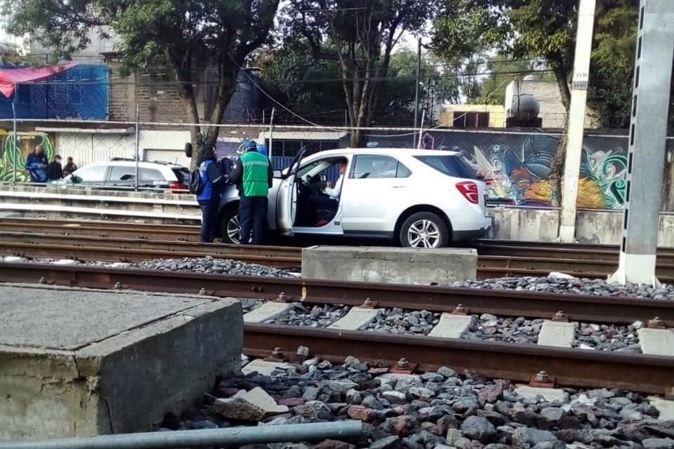 Según los reportes, el automovilista ingresó por el cruce del tren sobre Prolongación División del Norte y Avenida 20 de Noviembre, en la Colonia San Marcos.